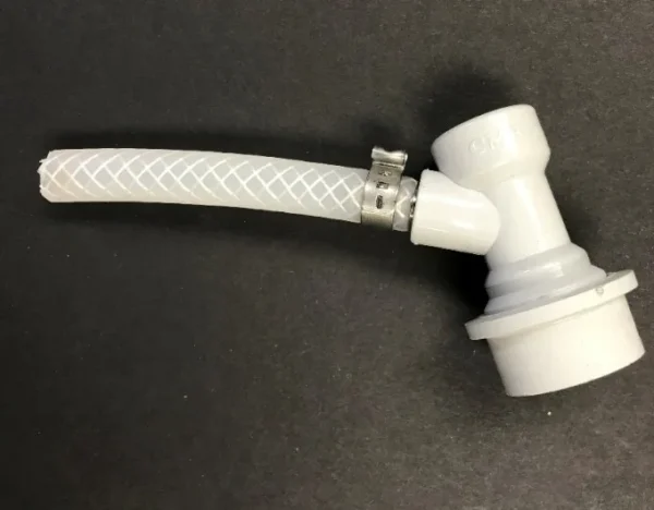 Peça conectora branca de mangueira com abraçadeira metálica